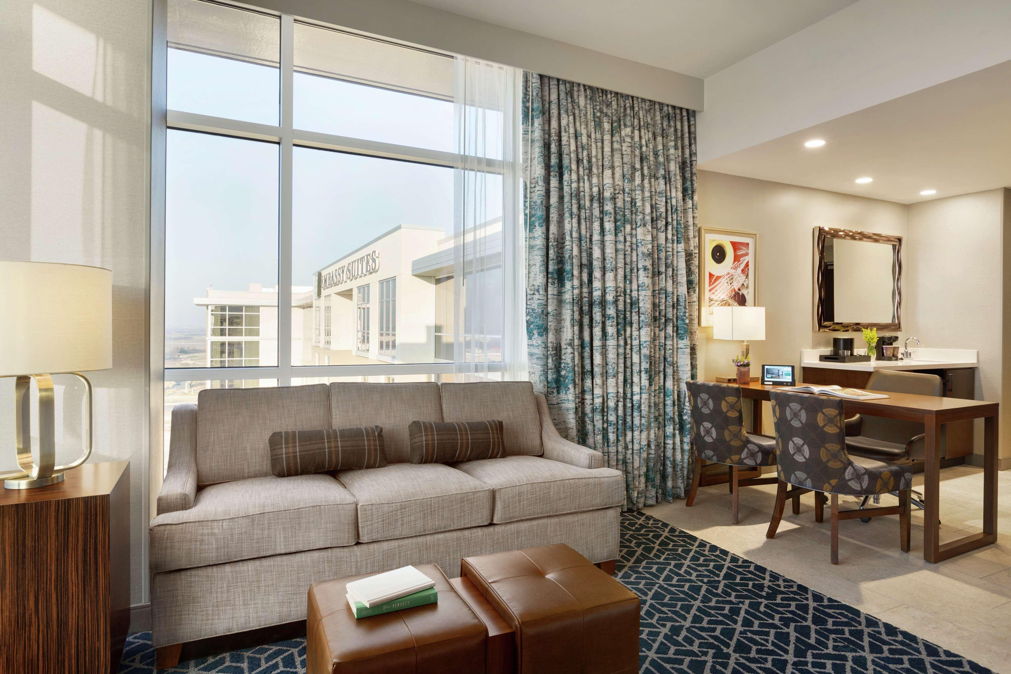 Embassy Suites By Hilton Denton Convention Center Εξωτερικό φωτογραφία