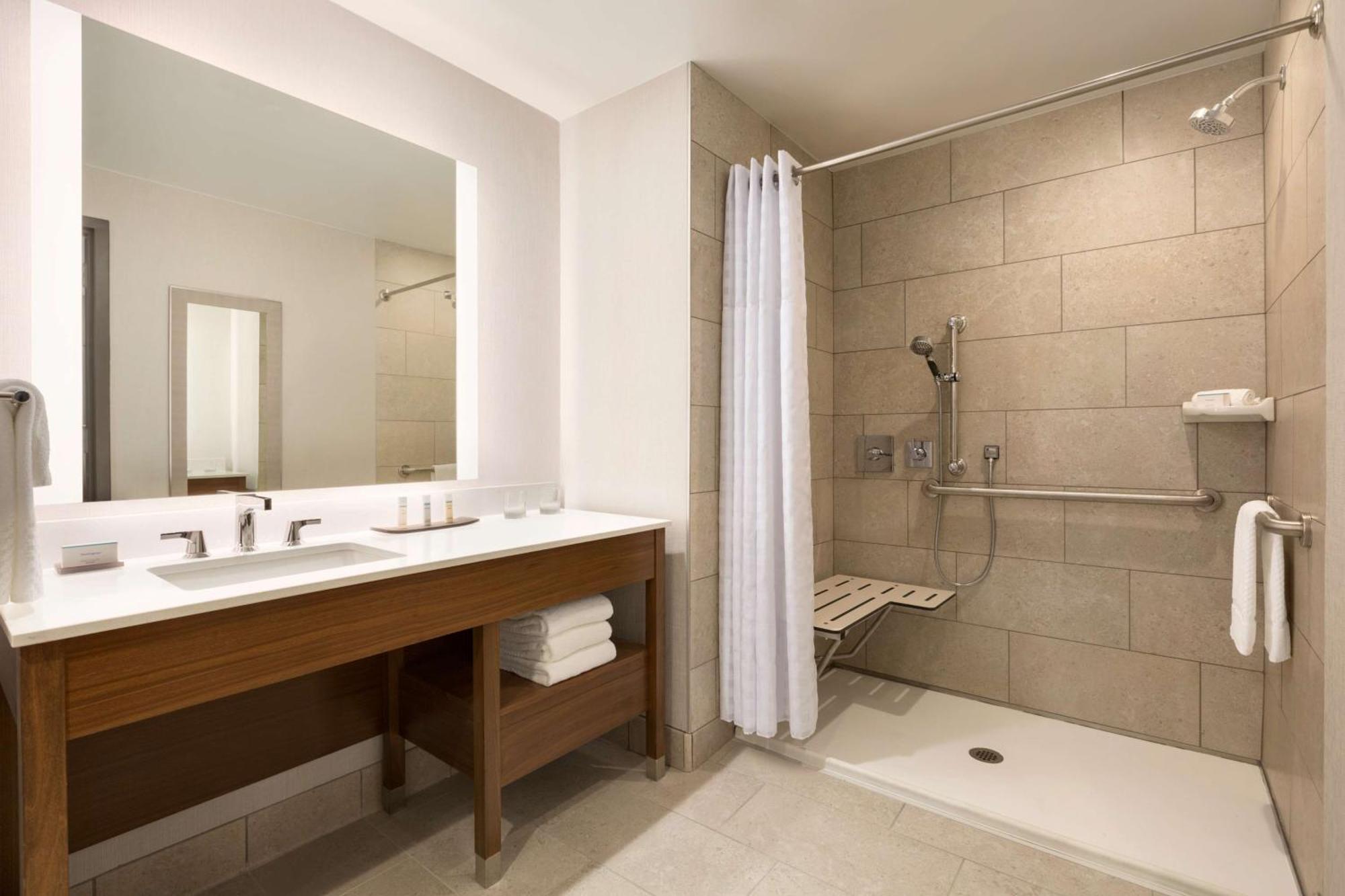 Embassy Suites By Hilton Denton Convention Center Εξωτερικό φωτογραφία